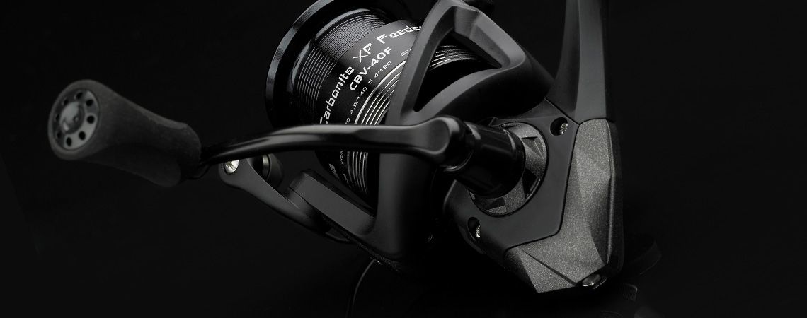 รีลป้อนคาร์บอนไนต์ เอ็กซ์พี - รอกป้อนเหยื่อ Okuma Carbonite XP - ระบบเฟืองวงรีแม่นยำ - โรเตอร์ไหลแบบไซโคลนิก - ด้ามจับโลหะแข็งพร้อมปุ่ม EVA รีลป้อนคาร์บอนไนต์ เอ็กซ์พี - รอกป้อนเหยื่อ Okuma Carbonite XP - ระบบเฟืองวงรีแม่นยำ - โรเตอร์ไหลแบบไซโคลนิก - ด้ามจับโลหะแข็งพร้อมปุ่ม EVA